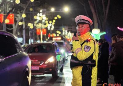 网络中国节·元宵丨万家灯火元宵夜 兰州西固交警坚守护平安