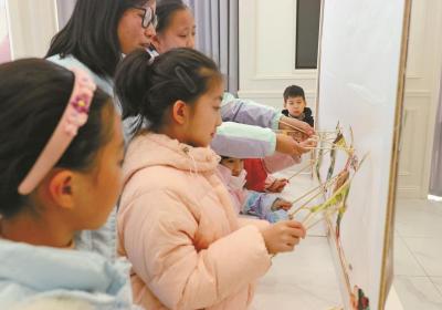 非遗皮影制作展演、沉浸式文化互动……当非遗皮影邂逅元宵灯谜