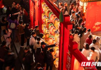 猜灯谜、湘剧表演、古典乐器合奏......潮宗街这场元宵游园会真好玩！