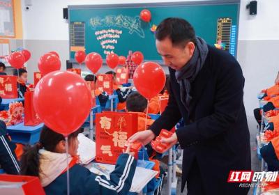 组图｜趣猜灯谜闹新春 “绳”彩飞扬迎开学