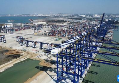 洋浦区域国际集装箱枢纽港扩建工程岸桥设备全面启动调试