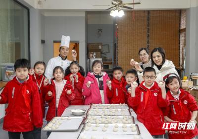 文化中国行·年味非遗丨少先队员体验非遗技艺 指尖传承湘味年俗