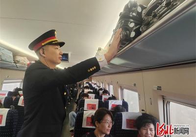 新春走基层｜列车长巡检车厢，一天行走两万多步