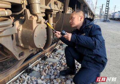 新春走基层丨曾大车肩上的“春运”，陪孩子看电影溜号了