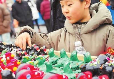 春节假期过半 市场红火新意满