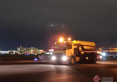 昆明迎来强降温雨雪 机场打响除冰雪“保卫战”