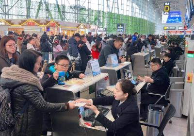 以动制“冻”，护航春运 ，济南机场全力应对冰雪特殊天气