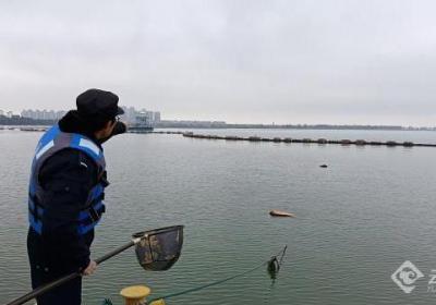 为打捞游客身份证！寒冬昆明“水警”跳入滇池