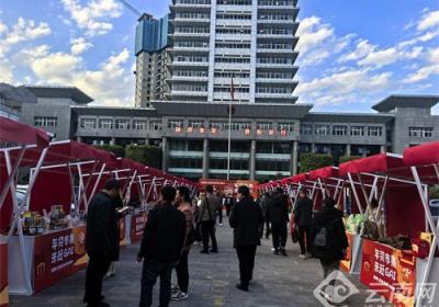 云南泸水把热闹的“年货节”办在政府大院里 促消费暖人心