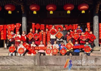 新春走基层 | 小书法家们“笔走龙蛇” 春联成“硬通货”
