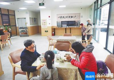 新春走基层 | 海口拓展长者食堂功能 将其打造为邻里交流平台