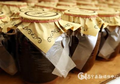 保山昌宁：非遗美食香 豆腐腌制忙
