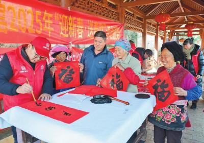 【新春走基层】翰墨飘香送祝福