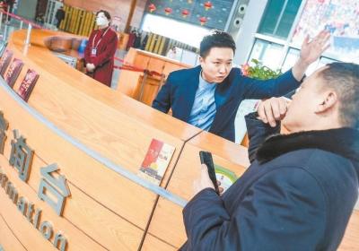 首博馆员全力应对寒假大客流 日行三万步暖心服务观众