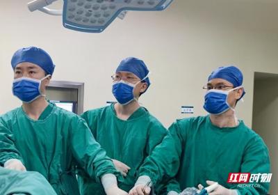 南华附一医院泌尿外科在省内率先开展免气腹单孔腹腔镜下肾上腺肿瘤切除术