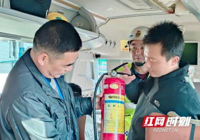 宁远：2025春运首日 用镜头记录这些春运一线忙碌的身影