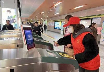 新春走基层丨春运首日 郑州青年志愿者上岗护航团圆路
