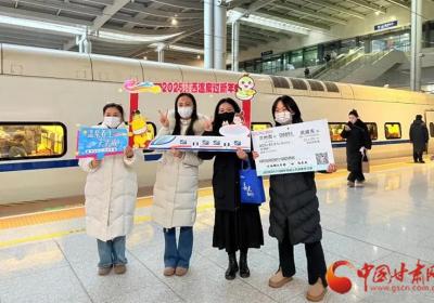 兰州铁路局开出今年首趟“环西部火车游”列车