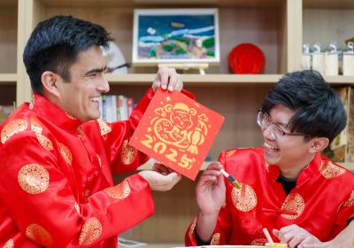 外国留学生“组团”体验“非遗”迎新春