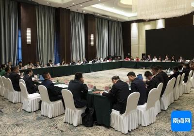 组图丨省政协委员分组讨论 凝心聚力共谋良策