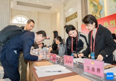 组图丨海南进入“两会时间” 省政协委员陆续报到