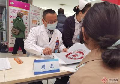 早识别、早诊断 云南省一院开展脊柱侧弯筛查救助活动