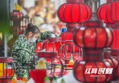 新春走基层丨湖南道县：赶制灯笼迎新春