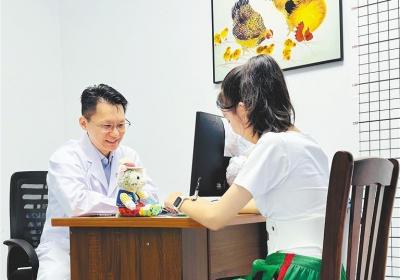 海南医科大学第二附属医院副院长陈焕雄：仁心仁术 守护“青春脊梁”