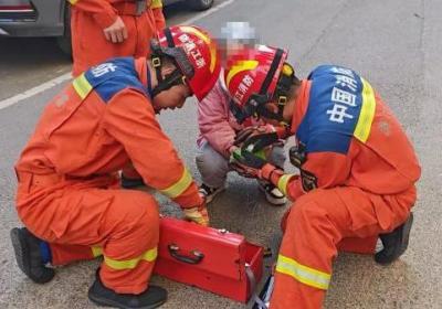 “擦窗神器”频频“咬手” 使用网红产品要“安全第一”