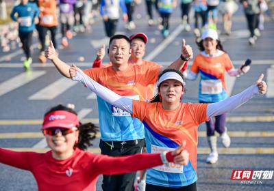 组图 | 2025新年第一跑：为运动喝彩