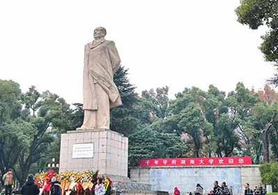 拥护爱戴毛主席是人民正确的选择！也是最好的选择