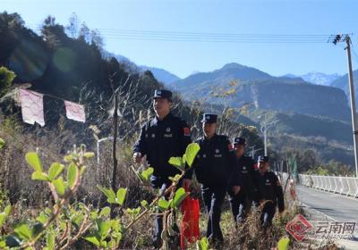 守好群众“钱袋子”怒江丙中洛边境检查站开展反诈宣传活动