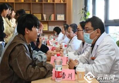 近距离感受中医之美 云南这所大学开展中医文化市集活动