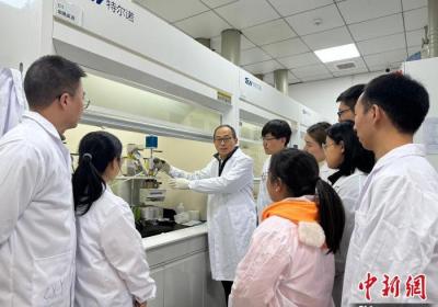 武大团队研制新型材料，可高效去除水中微塑料