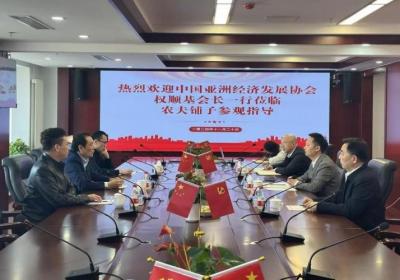 中国亚洲经济发展协会权顺基会长一行莅临农夫铺子进行参观指导