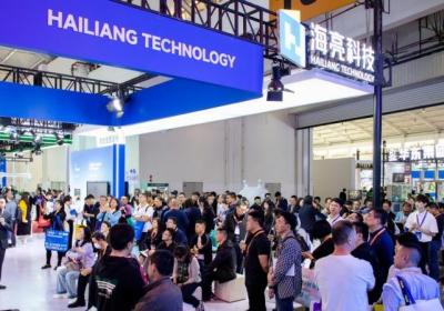海亮科技在第84届中国教装展上邀请专家探讨行业实践