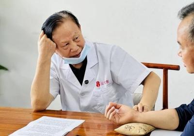 何英教授揭秘：云太医郑州素朴中医院精准治疗牛皮癣
