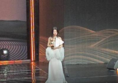 单依纯获奖感言说了什么 单依纯小品女王什么梗什么意思