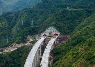 云南三清高速主线桥梁隧道全部完成贯通