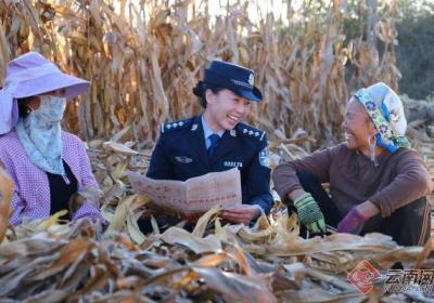 17年后再回社区 云南红河“最美警花”阿妹若44岁了