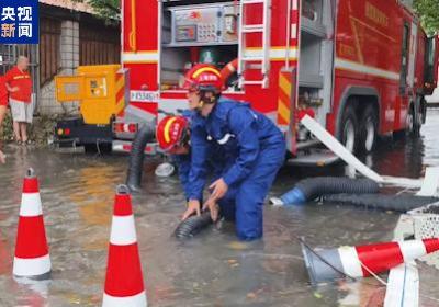 上海暴雨消防紧急排涝 居民生活逐步恢复正常