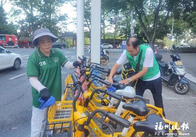 福州60名文明引导员假期上岗 清洁共享单车并引导车辆规范停放