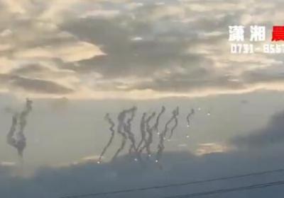网友发视频称江西抚州天降火球 当地：并非人工降雨
