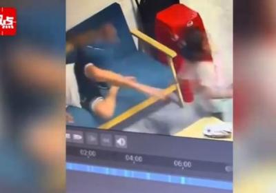 女儿跟爸爸逗着玩被一脚踹趴：监控拍下残忍一幕，引起网友众怒