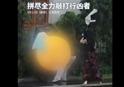碎花裙女生拼尽全力敲打行凶者，彰显见义勇为精神