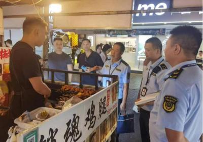 夜色很“蓝”，市场监管人为您的“吃肉自由”保驾护航
