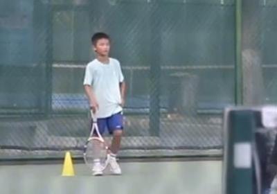 妈妈放弃事业陪孩子跨省学网球 为了孩子的网球梦愿意做更大投入