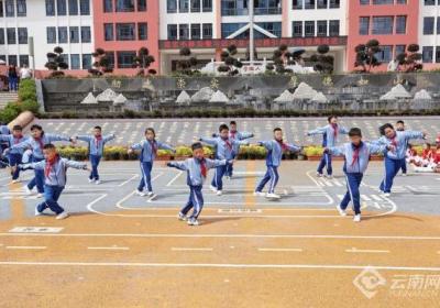 曲靖麒麟区：非遗进校园 舞狮迎开学