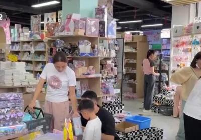 开学季催热“开学经济” 教辅读物文具等“装备”热销