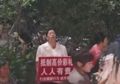 女子退婚不退彩礼 男方举牌高喊还钱：当地有关部门已介入调解